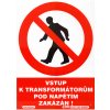 Vstup k transformátorům pod napětím zakázán! (plastová tabulka A4)