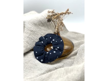 Mušelínová gumička - modrá s puntíky