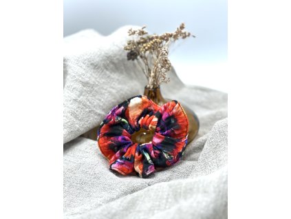 Mušelínová gumička - tmavá - červené květiny