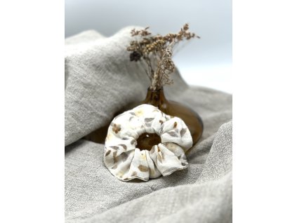 Mušelínová gumička - krémová s lístečky