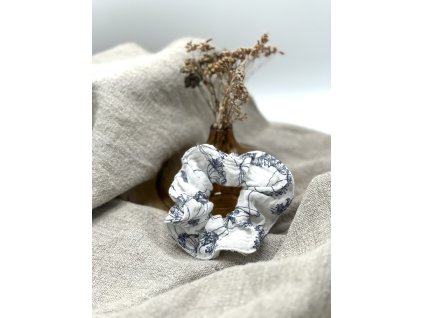 Mušelínová gumička - bílá s modrým detailem