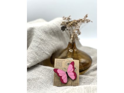 Dřevěná brož - Růžový motýl