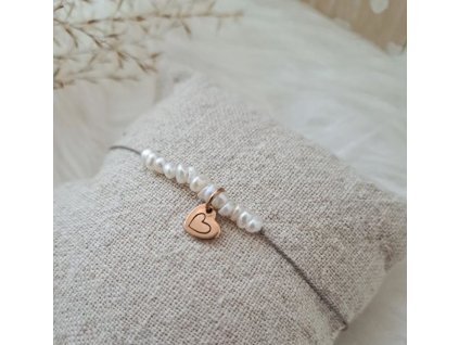 Říční perly na šedé šňůrce se srdíčkem