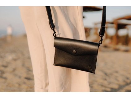 Kapsička s popruhem - Černá