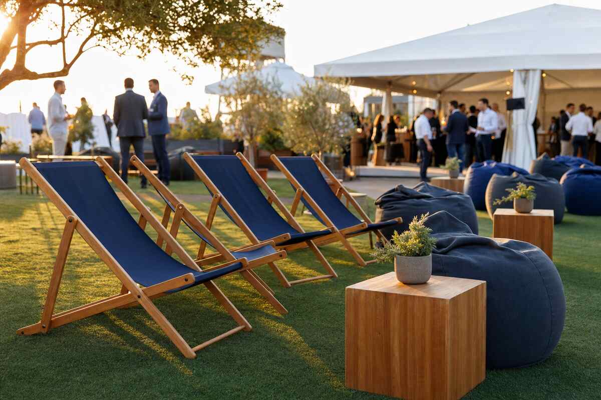 Sitzsäcke, Liegestühle und Sitzwürfel mit Druck: Eine Chill-out-Zone, die beim Event und im Büro funktioniert