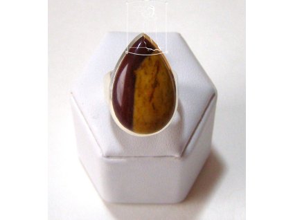 Stříbrný prsten s oválným mookaitem v hnědo-žlutých zemitých tónech – model Země a slunce.
