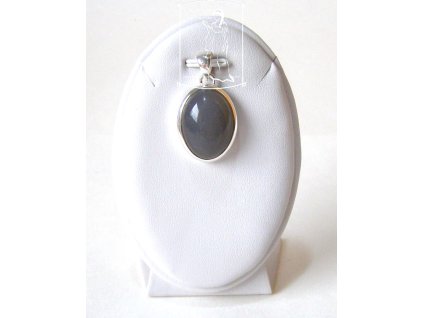 Stříbrný přívěsek s drobným šedivým měsíčním kamenem – Stříbrné ticho