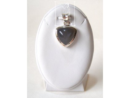 Stříbrný přívěsek s šedivým měsíčním kamenem ve tvaru trojúhelníku – Stříbrný štít