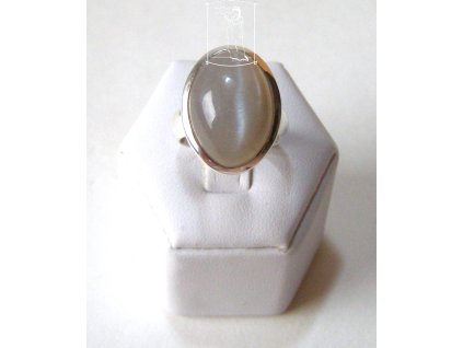 Stříbrný prsten s měsíčním kamenem – šedivý ovál, jemný lesk