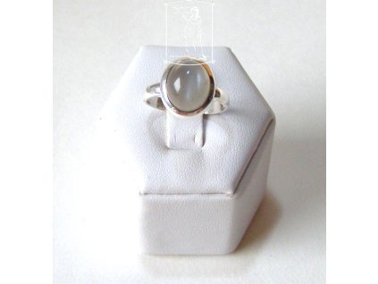 Stříbrný prsten s šedivým měsíčním kamenem oválného tvaru – Stříbrné pohlazení