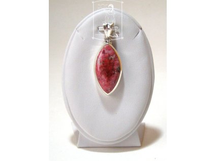 Thulit – štíhlý stříbrný přívěsek se sytě růžovočerveným kamenem