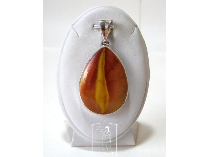Stříbrný přívěsek s mookaitem ve tvaru kapky, s výraznou žlutou linií uprostřed.
