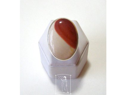 Stříbrný prsten s přírodním mookaitem v oválném tvaru – jemné krémové a červenavé tóny, Harmonie ranního úsvitu.