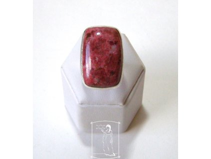 Stříbrný prsten s thulitem obdélník, velikost 56, Tajemná Hékaté