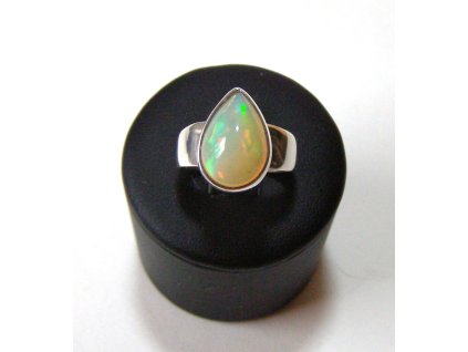 Stříbrný prsten s etiopským opálem ve tvaru kapky – Šepot duhové kapky