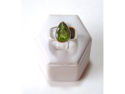 Olivín – stříbrný prsten Kapka štěstí (vel. 58)
