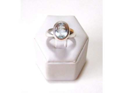 Stříbrný prsten s akvamarínem Modrá jiskra v oválném brusu