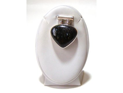 Stříbrný přívěsek s nuumitem – Tiché zázemí