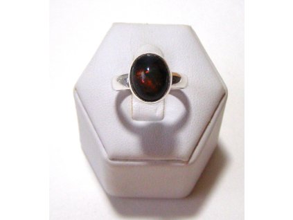 Černý etiopský opál – stříbrný prsten Noční jiskra, detail hry barev