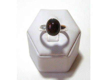 Černý etiopský opál – stříbrný prsten Tajemná brána proměny, detail kamene a hry barev