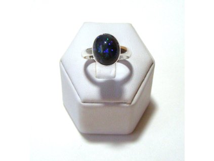 Černý etiopský opál – stříbrný prsten Půlnoční třpyt, hra barev na tmavém podkladu