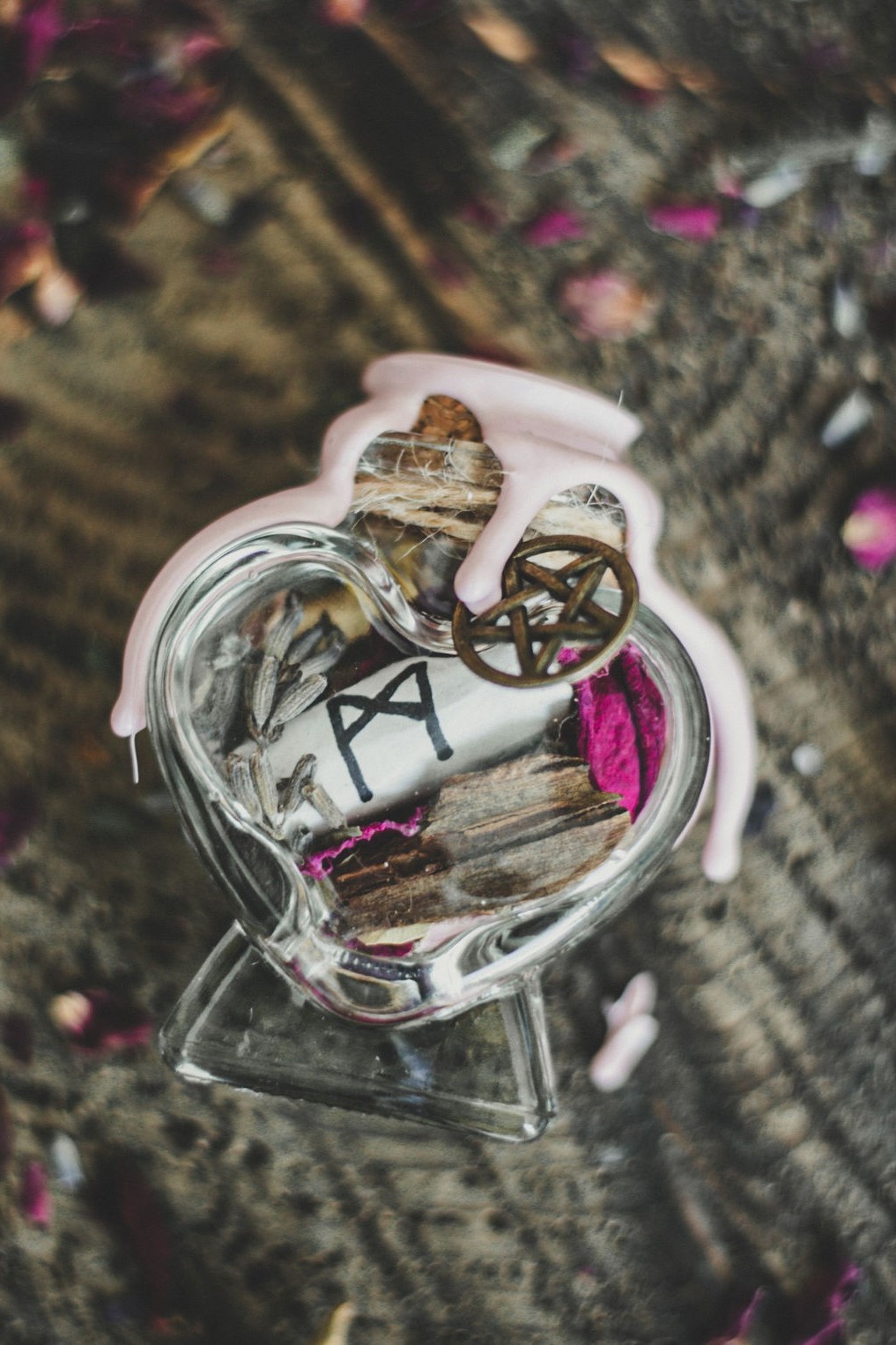 Co jsou spell jars a jak je používat? Objevte kouzlo čarodějných lahviček