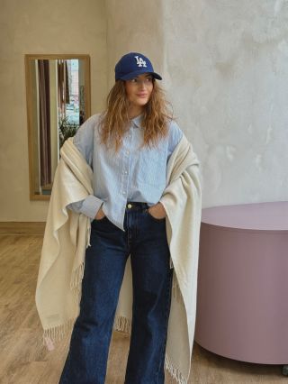 Good outfit day, but make it secondhand ♻️ Zkrácená boxy košile od @uniqlo collab JW Anderson se skvěle hodí do...