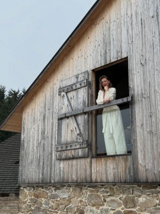 Dokonalé místo a dokonalý kousek! 🤎 Tohle spojení nás hodně baví, překrásný overal značky @kingandtuckfield v pohádkové...