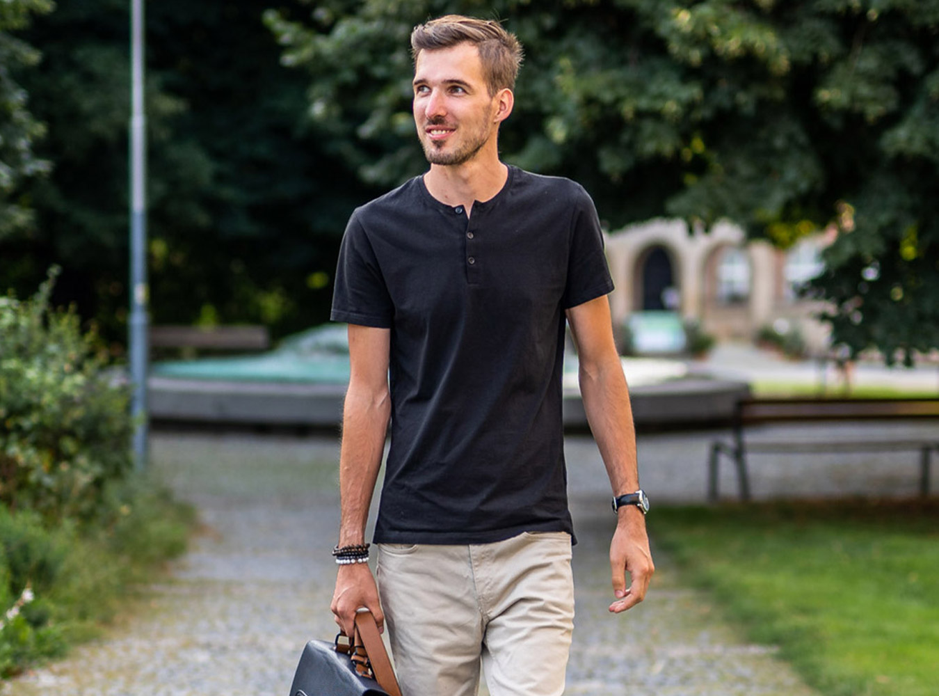 Měří 190 centimetrů a tak si začal šít vlastní trička pro čahouny.