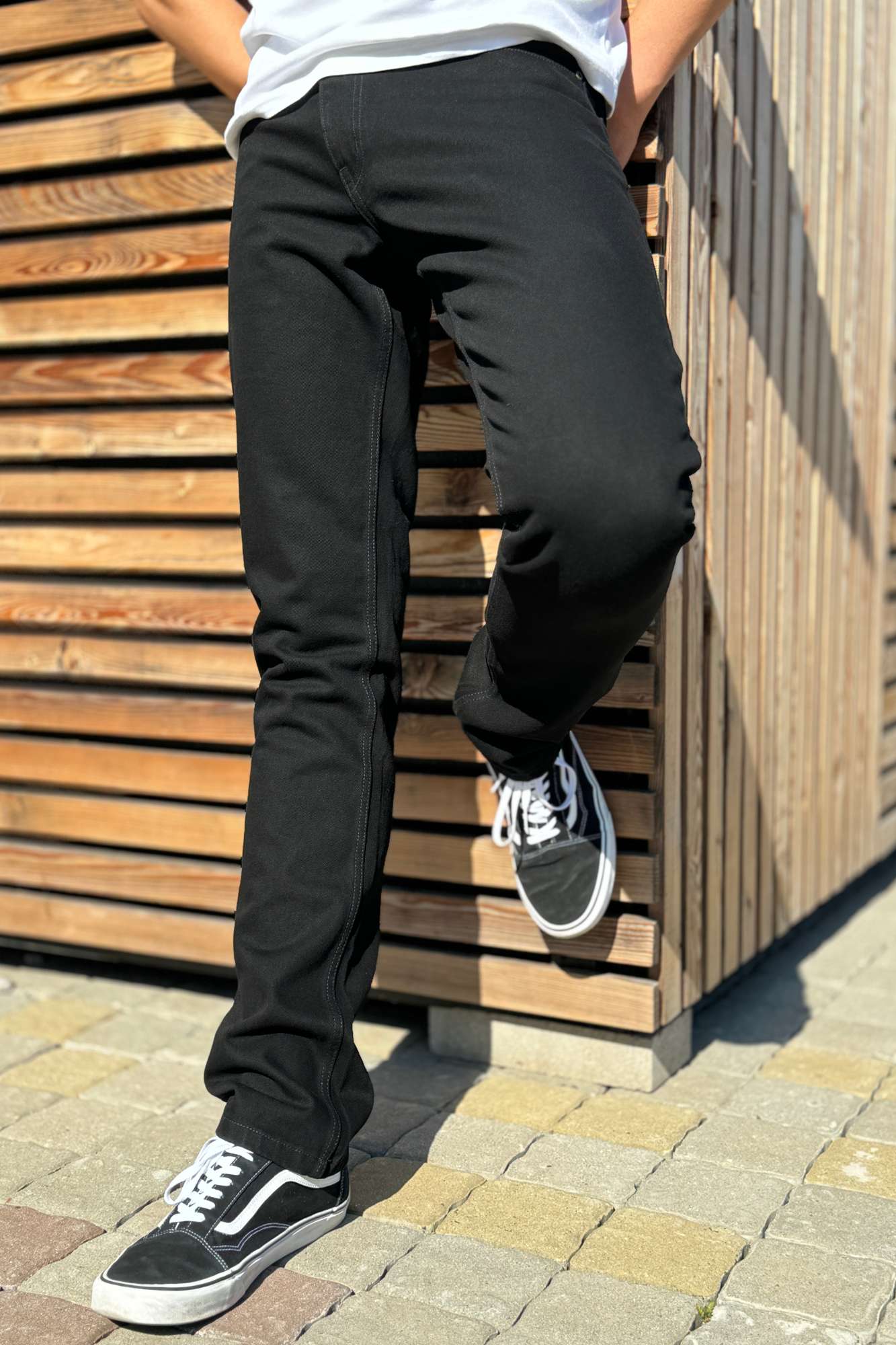 Volnější prodloužené černé džíny Detroit