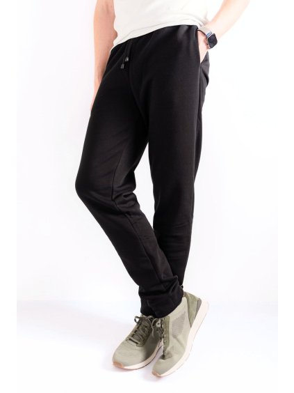 černé prodloužené tepláky