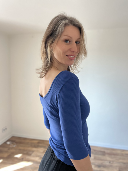 Prodloužené vykrojené tričko Linda modré
