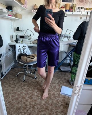 Tohle fakt musím 🙈 Dnes na mě vyskočila fotka z roku 2023, kdy vznikaly naše první modely kalhot 👖tenkrát jsem ještě moc o...