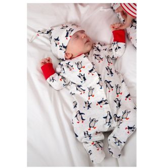 Hledáte ideální dárek k narození miminka? Nová 3 dílná sada od Frugi s nádherným motivem🐧. Ušito ze super měkké organické...