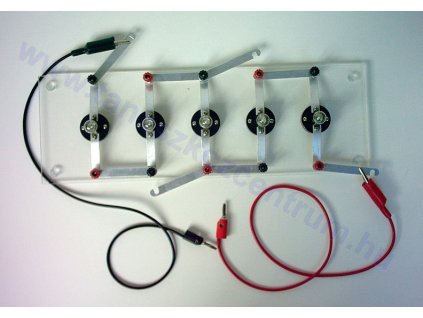 Soros- és párhuzamos kapcsolás, 5 db 1,5 V égővel