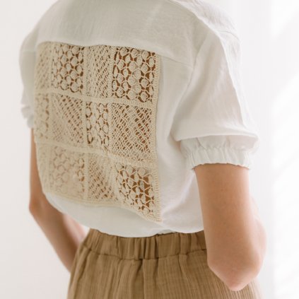 Top Jonesa s háčkováním - bílý