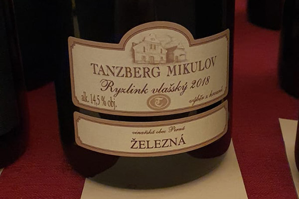 Seznamte se s vítězem Stříbrné a Zlaté pečetě U Královny Elišky: Ryzlink vlašský 2018 Železná
