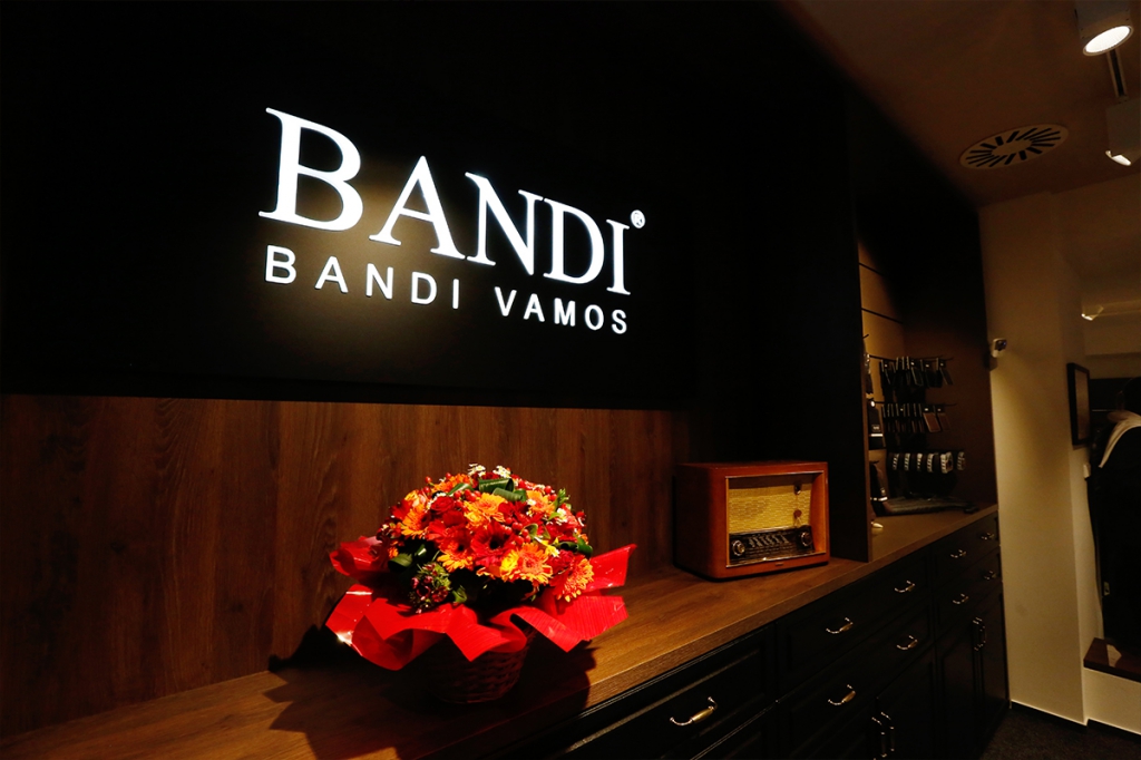 Tapety pro novou prodejnu Pánské obleky BANDI v Praze Vysočanech