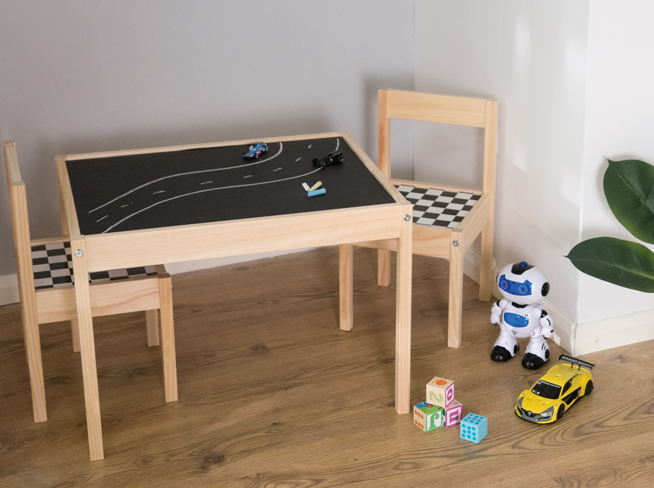 Skvělé místo k sezení pro malé umělce