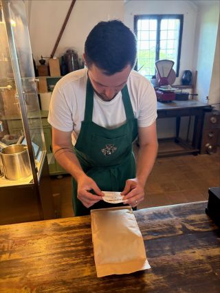 SOUSTŘEDĚNÍ 👀 Nejenom pražič Matouš ☕🔥, ale i lepič Matouš 🏷️ – aneb na detailu záleží 🔍. Navíc můžeme prozradit, že již...