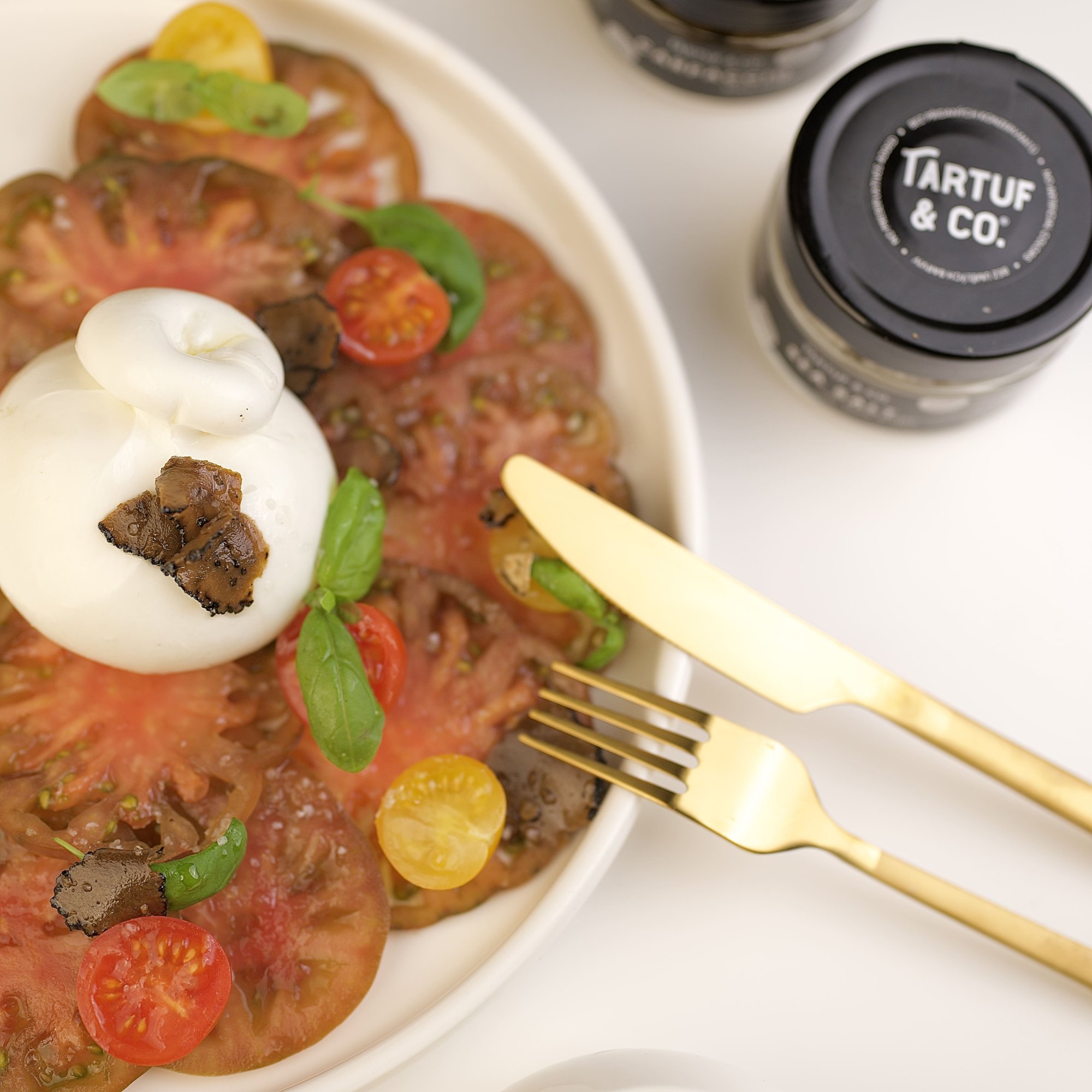 Salát s burratou a černým lanýžem