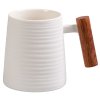 Blanca - porcelánový hrnek s dřevěným uchem 0,32 l, bílý s reliéfem