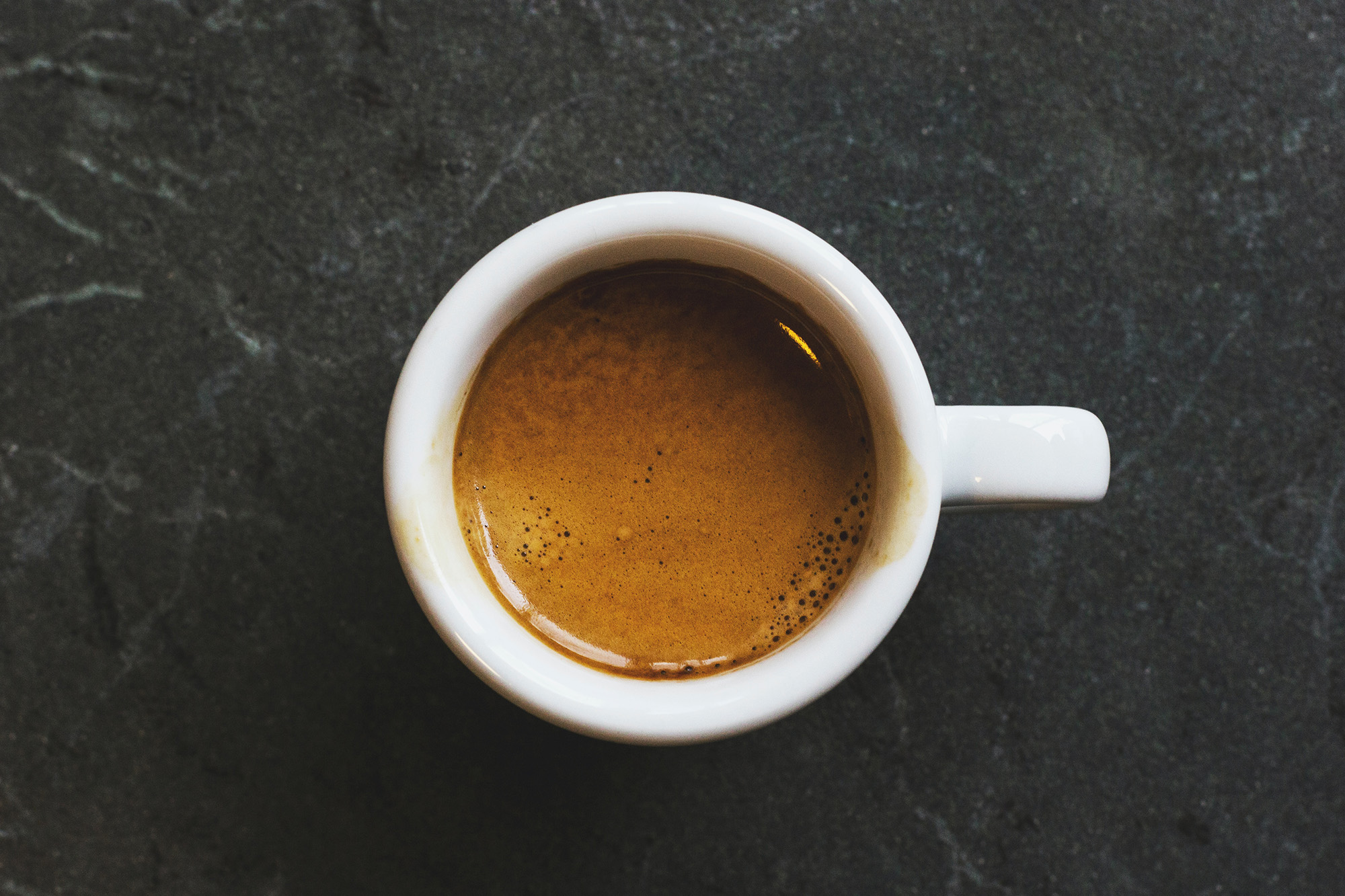 Káva a mozek: Jak kofein ovlivňuje náš mentální výkon?