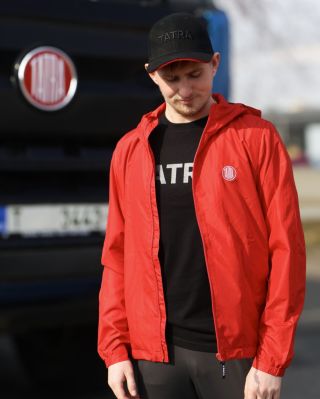 Červená šusťáková bunda je ideální volbou pro ochranu před nepříznivým počasím. Bunda je vybavena kapucí, předním zipem a...