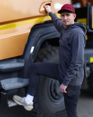 Minimalistická mikina s kapucí TATRA je ideální kousek pro každodenní nošení. Decentní vyšívané logo na hrudi odkazuje na...