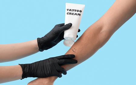 Die richtige Tattoo-Pflege: Vollständiger Leitfaden und empfohlene Produkte