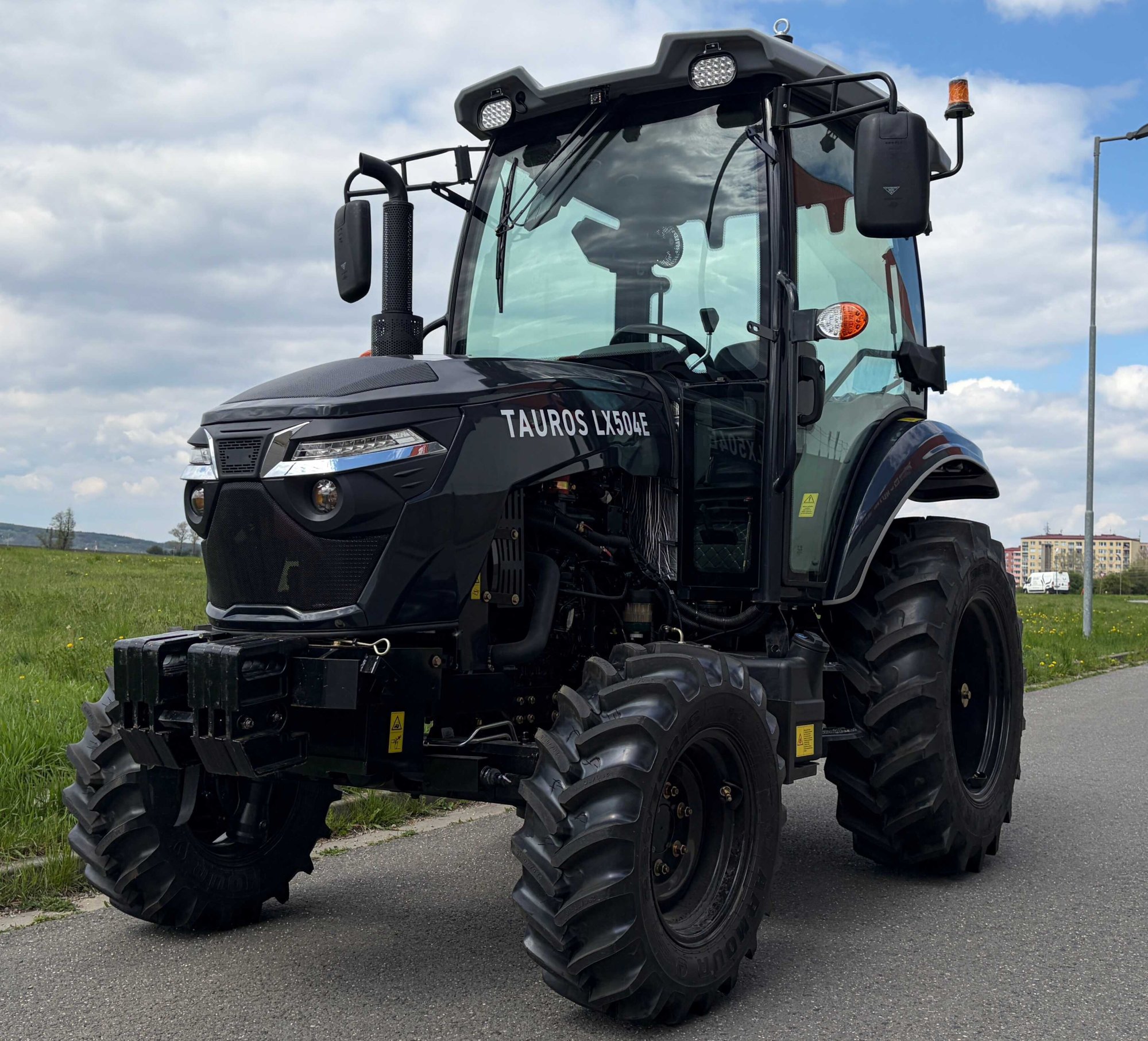 Novinka v naší stáji Tauros: Nejdostupnější 50koňový malotraktor LX504 4x4 s kabinou dorazil!