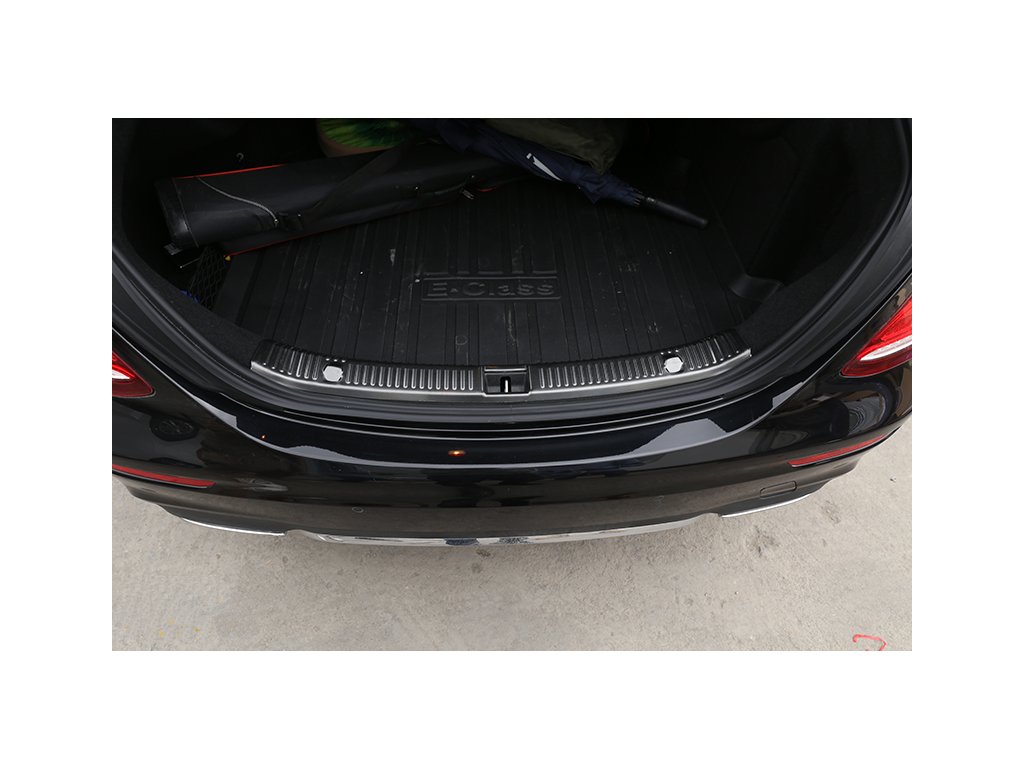 Lišta kufr Mercedes Benz W213 facelift černá matná 01