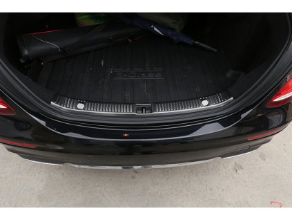 Lišta kufr Mercedes Benz W213 facelift černá matná 01