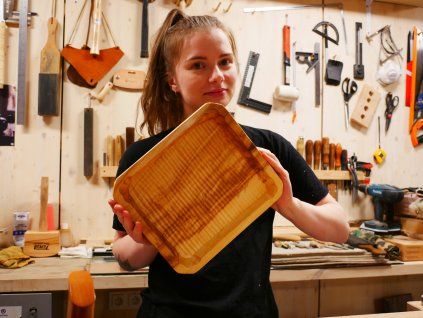 Individual woodcarving course hold in English by TeaTom Prague 6 Suchdol making of Wagatabon wooden tray from chestnut